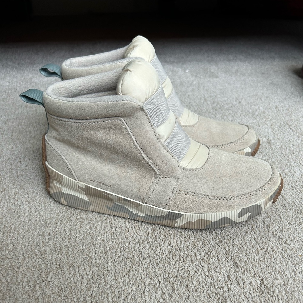 Sorel beige camo booties